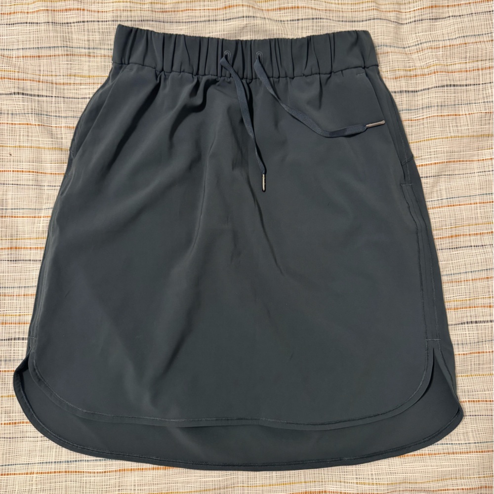 Lululemon On The Fly Skirt size 8 Teal color